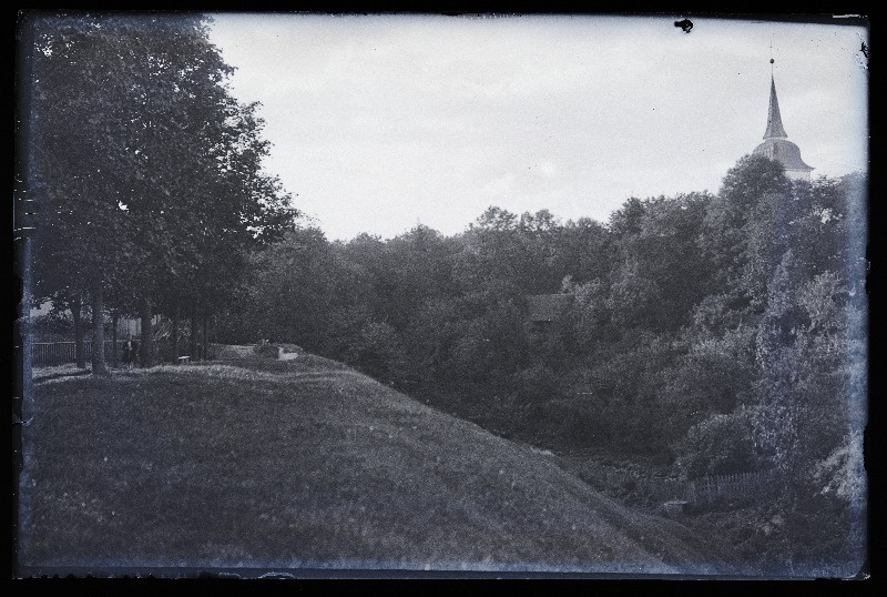 Vaade [Kirsimäelt] Viljandi Jaani kiriku tornile.