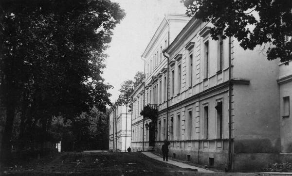 Kliinikud Toomemäel, esiplaanil suur kliinik.  Tartu, 1938.
