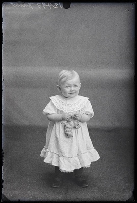 Väike laps, (foto tellija Jüriss [Jüris]).  similar photo