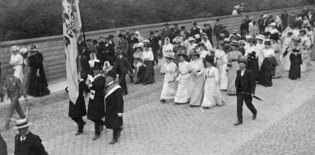 Tartu muusikapäev: osavõtjate rongkäik tänaval. Tartu, 1909.