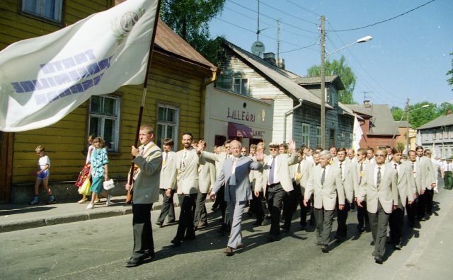 Fotonegatiiv. Tartu Laulupidu 1999. Tartu Akadeemiline meeskoor rongkäigus.