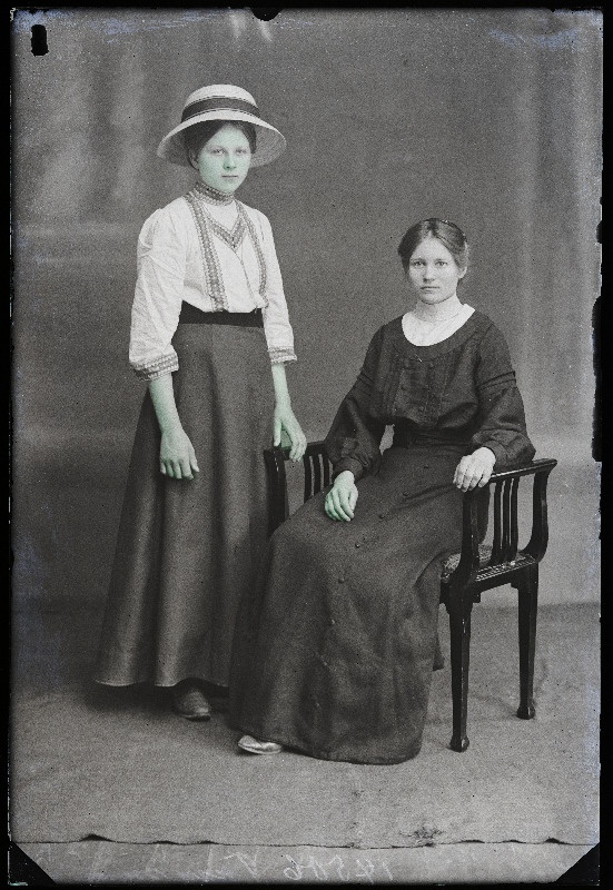 Kaks naist, (foto tellija Katarina Tamm).