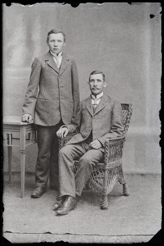 Kaks meest, (foto tellija Neumann).