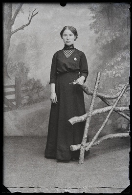 Julie Põder.  duplicate photo