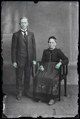 Mihkel Reimann emaga Kõpust.  similar photo