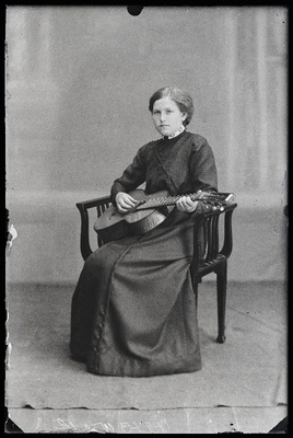 Marie Waltin (Valtin) kitarriga.  similar photo