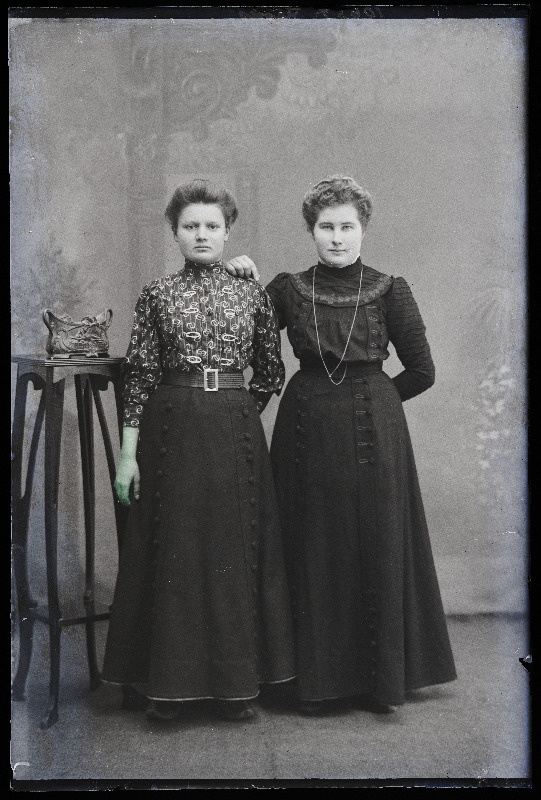 Kaks naist, paremal Jams.