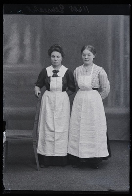 Kaks naist, (foto tellija Elbrecht [Elprecht].  similar photo