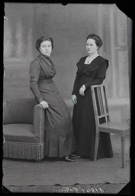 Kaks naist, (foto tellija Petres [Peters]).  similar photo