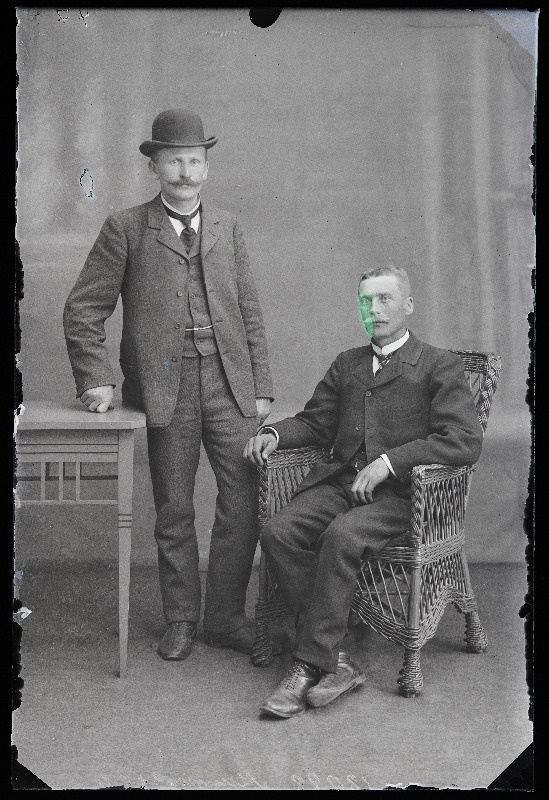 Kaks meest, (foto tellija Munakson).
