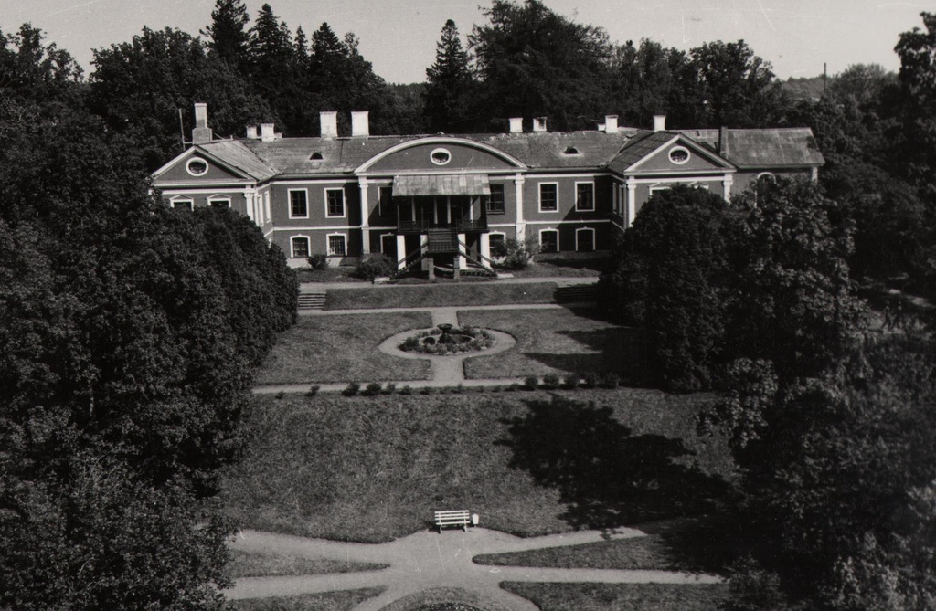 Pargipoolne vaade Õisu tehnikumile