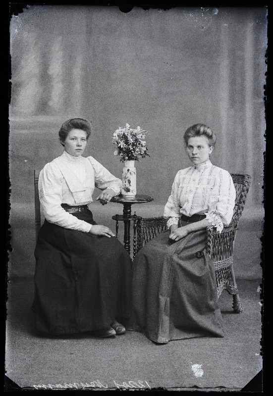Kaks naist, (foto tellija Neumann).