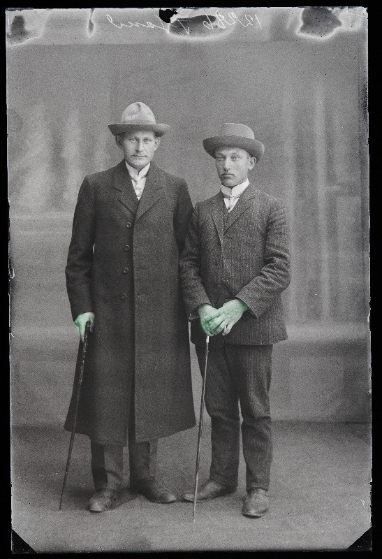 Kaks meest, (foto tellija Isand).