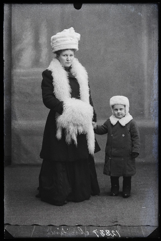 Äniline pojaga.