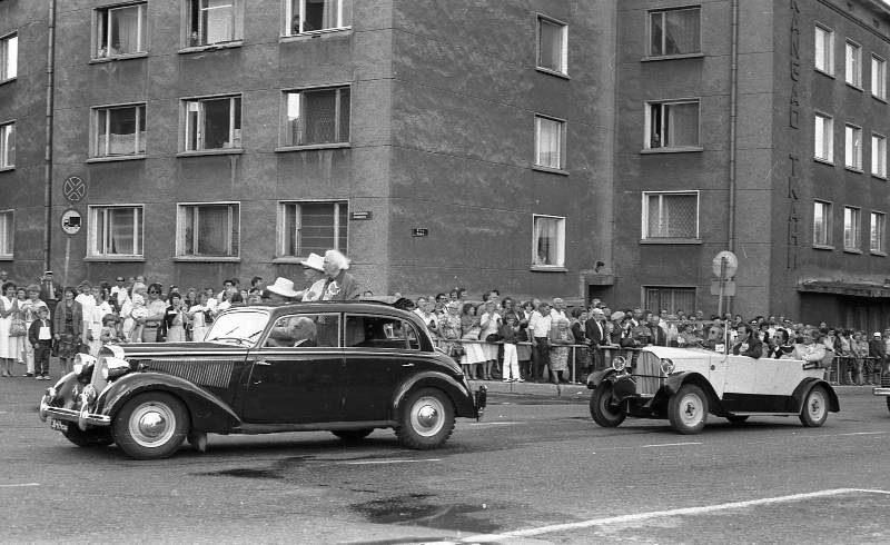 Negatiiv. III poistekooride laulupidu Tartus 1986. A. Nilsoni kogu. Koorijuhtide saabumine Lenini kuju juurde.