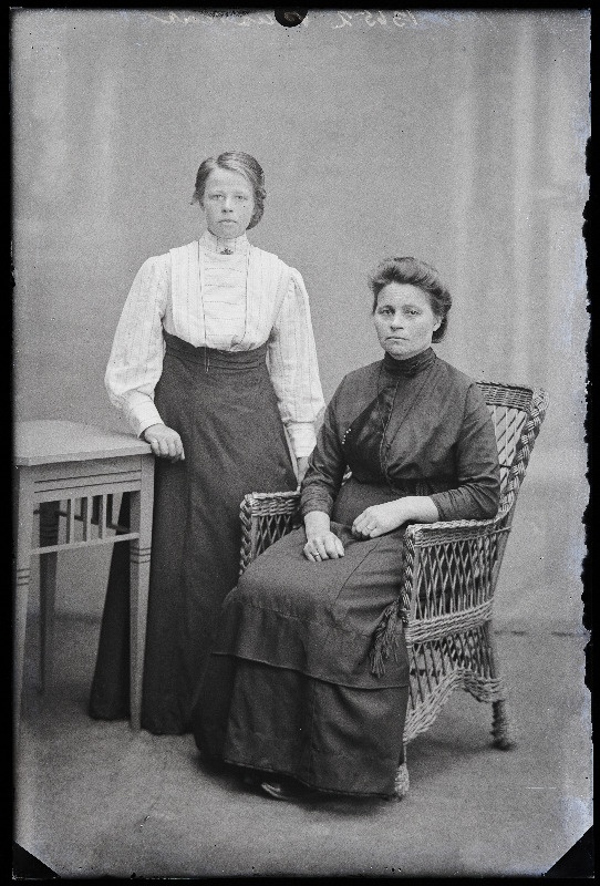 Kaks naist, (foto tellija Puskar).