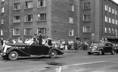 Negatiiv. III poistekooride laulupidu Tartus 1986. A. Nilsoni kogu. Tule saabumine Lenini kuju juurde.  similar photo