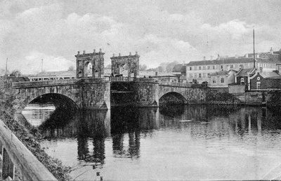 Emajõgi ja Kivisild. Taga pumbamaja (paremal).  Vaade vasakkaldalt. Tartu, 1915.-1925.  duplicate photo