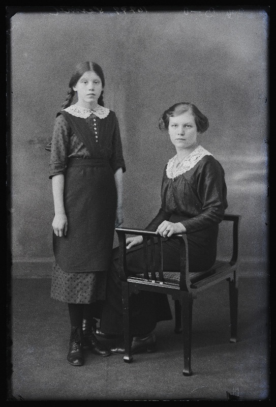 Naine tüdrukuga, (foto tellija Seemel).