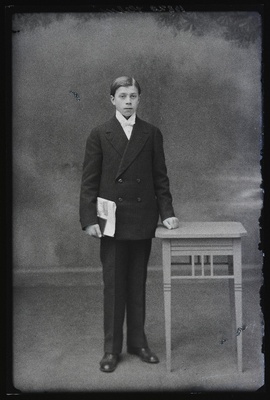 Leerilaps Helm.  duplicate photo