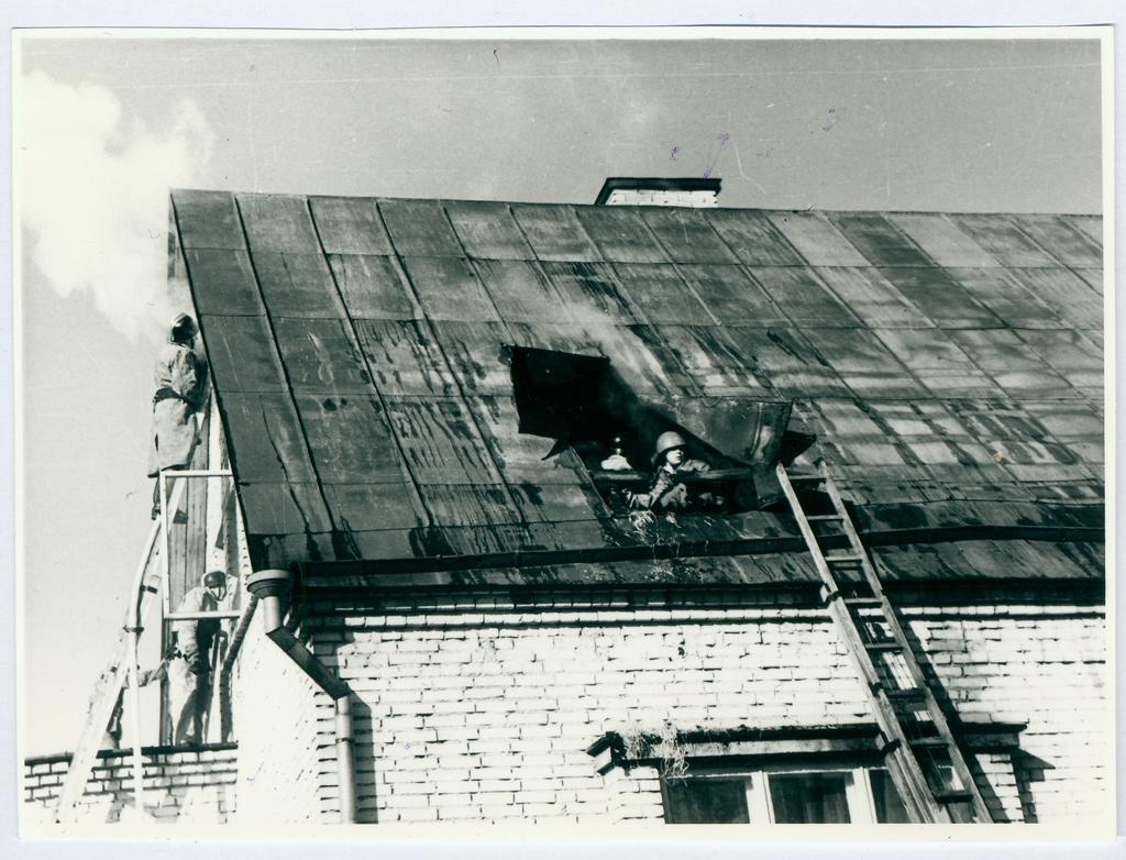 Tulekahjust rikutud Loigomi individuaalelumaja katus Nõmmel 1960
