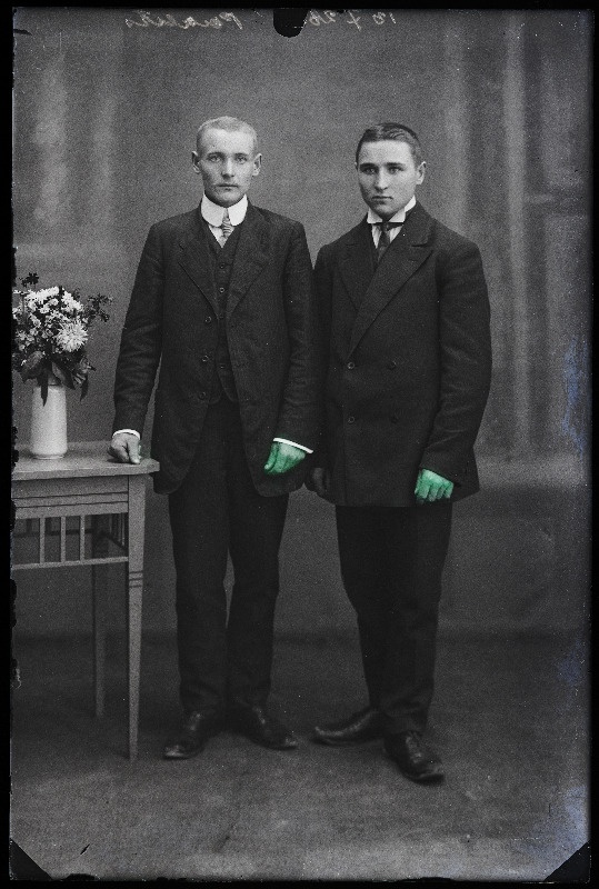 Kaks meest, (foto tellija Paalits [Paalets]).