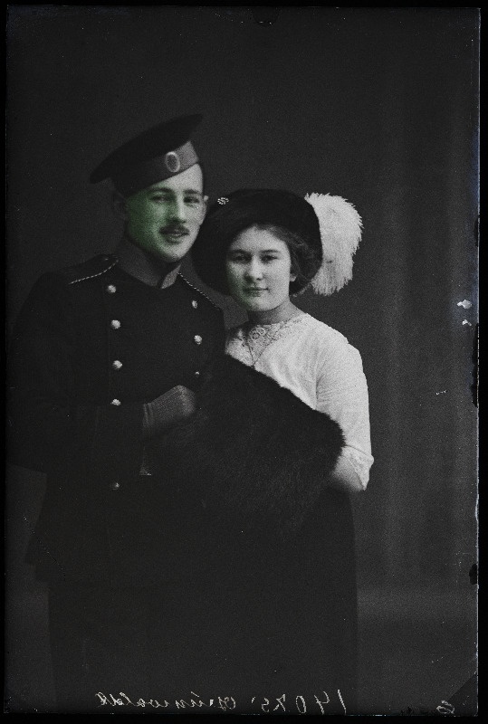 Sõjaväelane Grünwald (Grünvald) naisega.