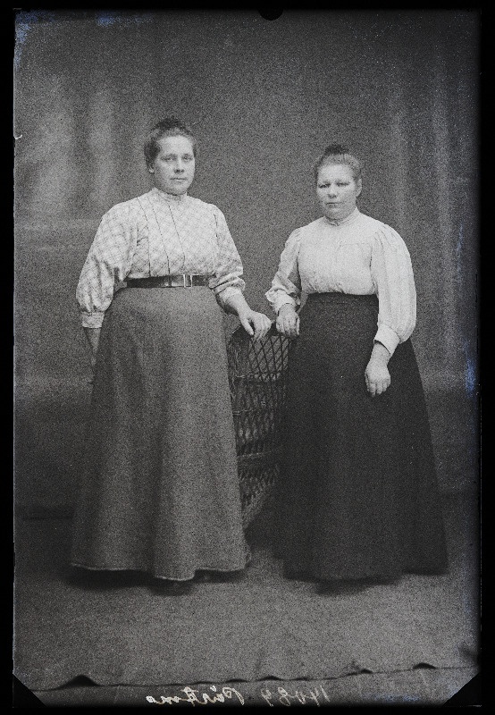 Kaks naist, (foto tellija Pärtma).