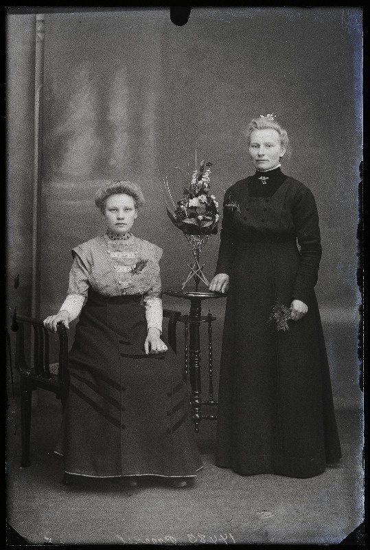 Kaks naist, vasakul Preedel.