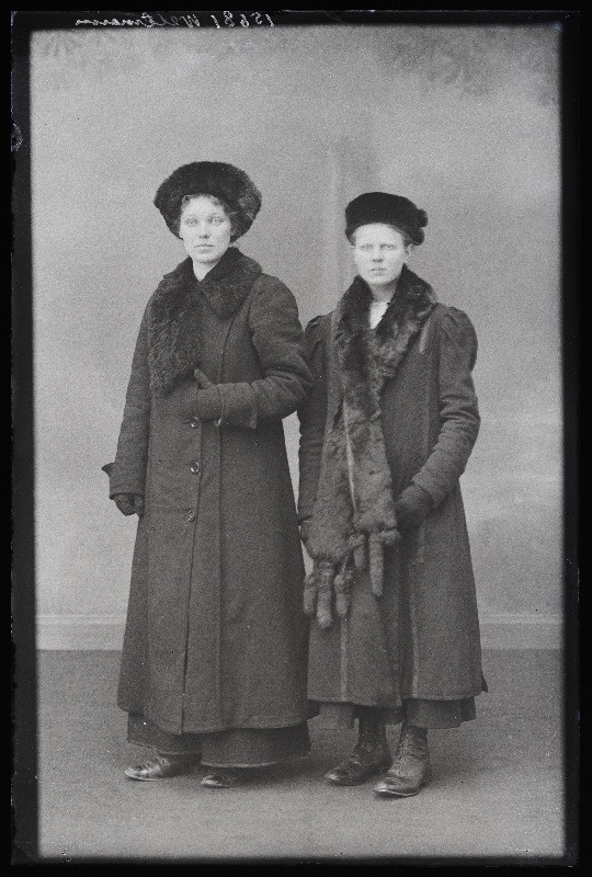 Kaks naist talvemantlites, (foto tellija Weltmann [Veltmann]).