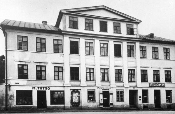 Maja Riia tänaval (Riia t käänu kohal, Karlova t vastas). Maja I korrusel on  äriruumid, mille juures on reklaamsildid - omanike nimed: M. Tiitso; P. Jürgenson; A. Lomp.
Tartu, ca 1932.