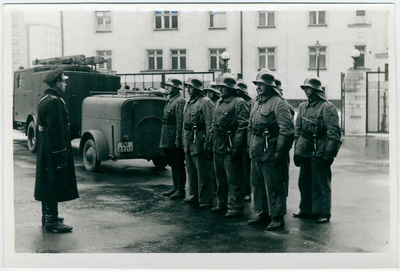 Tuletõrjeauto mootorpumba haagise taga rivistunud meeskond Raua tn 2  duplicate photo