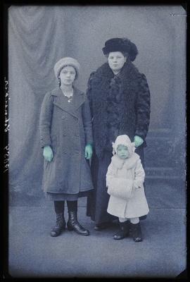 Proua Schneider tütardega.  similar photo