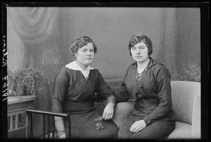 Kaks naist, Ritson sõbrannaga.