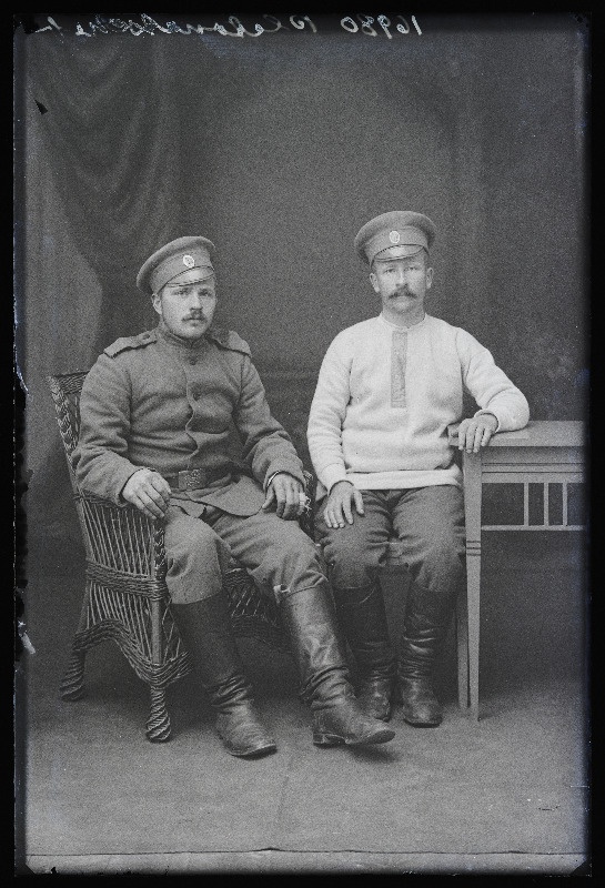 Kaks soldatit, (foto tellija Platonotschef [Platonotšev]).