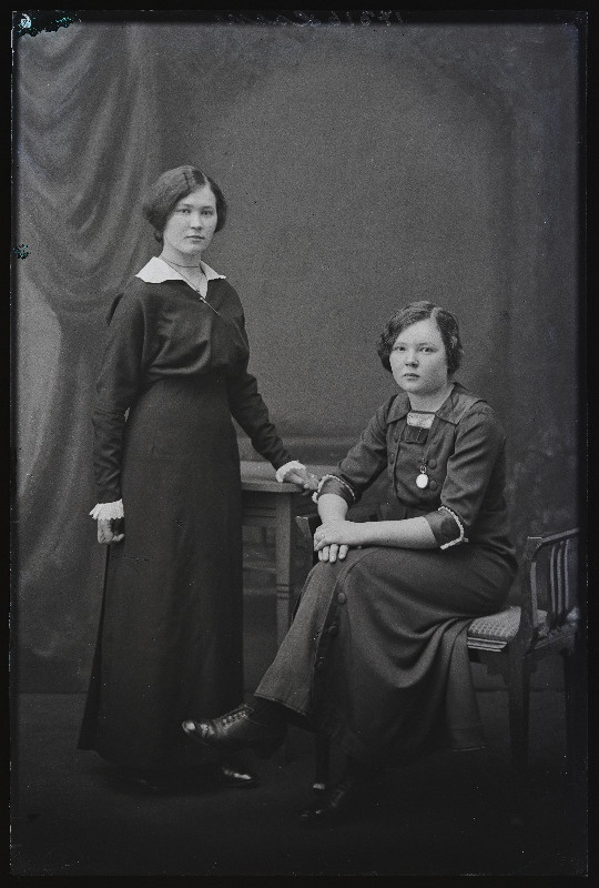 Kaks naist, (foto tellija Laane).