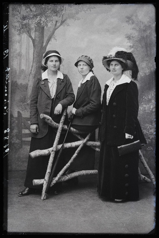 Grupp naisi, (foto tellija Schmidt).