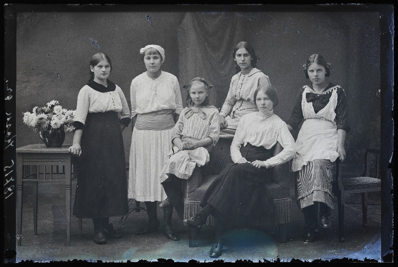 Grupp neiusid, (foto tellija Kask).