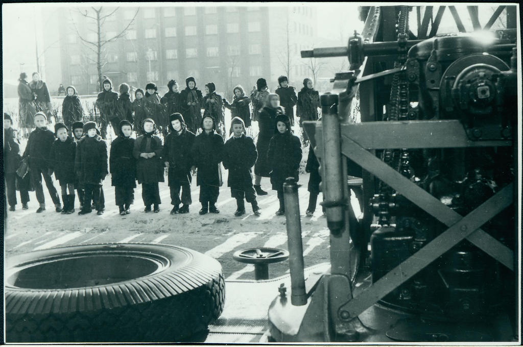 Lapsed  tuletõrje autoredelit uudistamas, 1958.a.