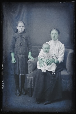 Leena Lensin lastega, (Suure-Kõpu).  similar photo