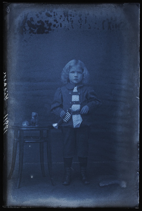 Oskar Sisask mänguasjadega.