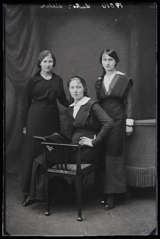 Grupp neiusid, (foto tellijad Luts, Liller).