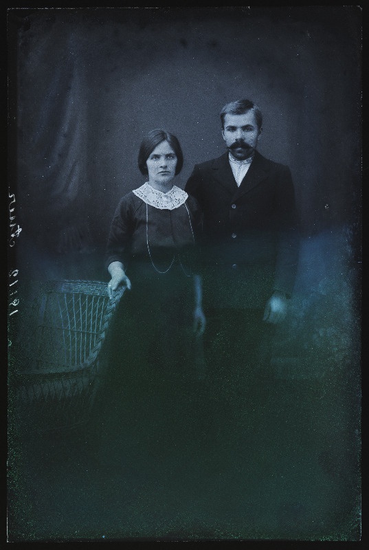 Naine mehega, (foto tellija [Marie] Asser Kärstna mõisast).