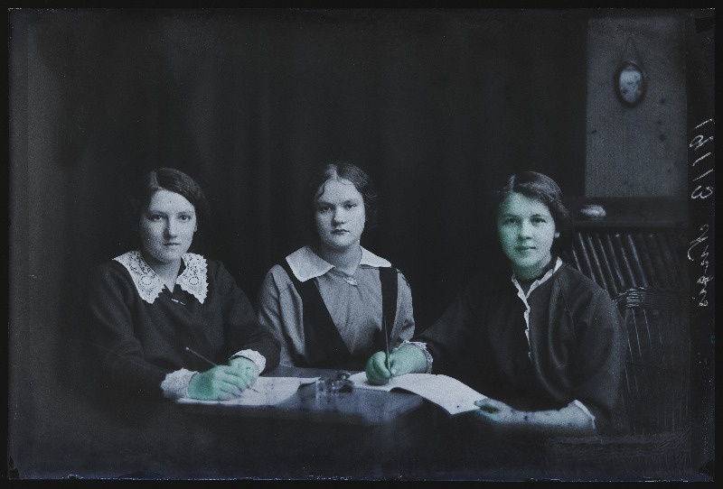 Grupp neiusid, (foto tellija Nugis).