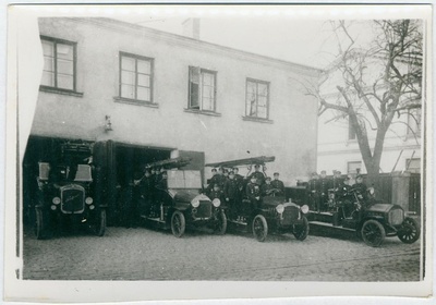 Tallinna Kutselise Tuletõrje lendsalga väljasõit Vana-Viru 14 depoost.  duplicate photo