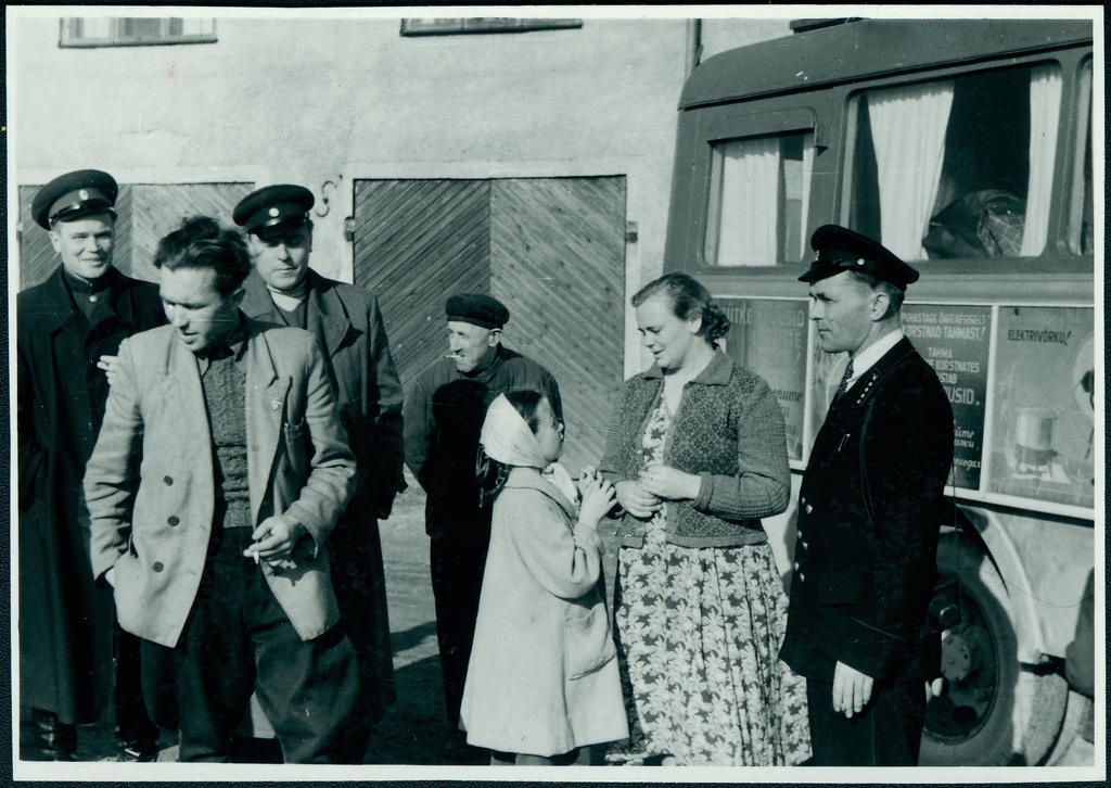 Tuletõrjealane agitatsioonireid spetsiaalse agitatsioonibussiga: tuletõrje agitbrigaadi liikmed koos kohalike inimestega, 1958.a.