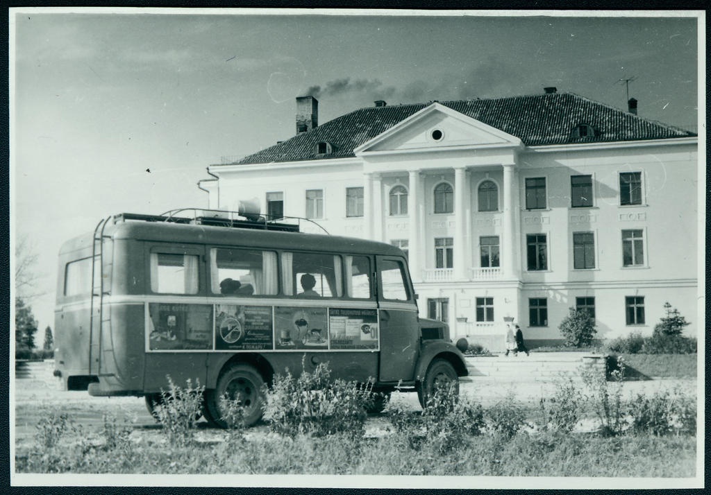 Tuletõrjealane agitatsioonireid spetsiaalse agitatsioonibussiga: agitatsioonibuss Kehtna näidissovhoosi peahoone ees, 1958.a.