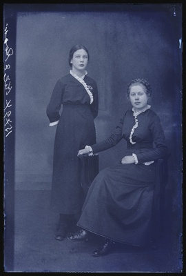 Kile (vasakul) ja Roosi [Rosi].  similar photo