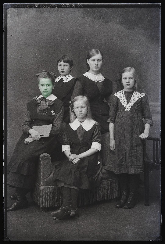 Grupp tütarlapsi, (foto tellija Printsmann).