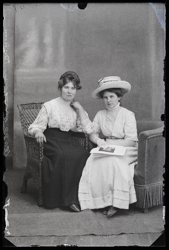 Kaks naist, (foto tellija Tõnisson).